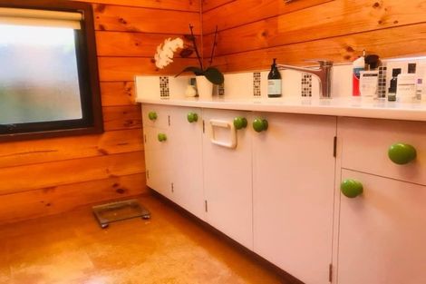 Photo of property in 76 Seaview Road, Paremata, Porirua, 5024