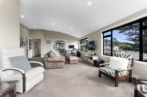 Photo of property in 1 Arden Place, Oakura, 4314