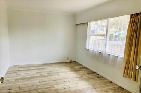 Photo of property in 10 Holdaway Avenue, Northcote, Auckland, 0627