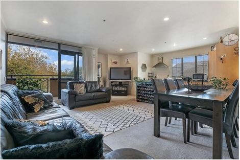 Photo of property in 1/51 Rangitoto Terrace, Milford, Auckland, 0620