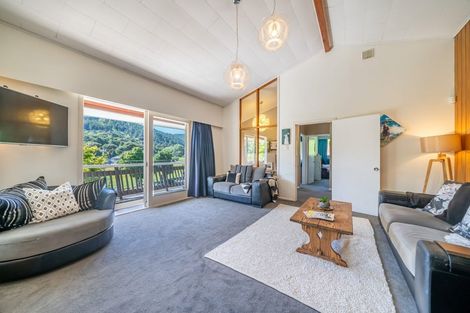 Photo of property in 34 Pinehaven Road, Pinehaven, Upper Hutt, 5019