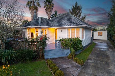 Photo of property in 9 Devon Street, Te Atatu South, Auckland, 0610