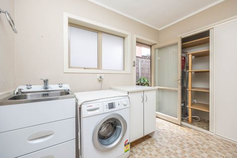 Photo of property in 9a Pendene Place, Forrest Hill, Auckland, 0620