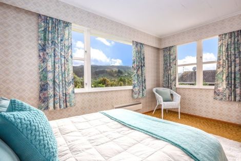 Photo of property in 39 Saint Johns Terrace, Tawa, Wellington, 5028