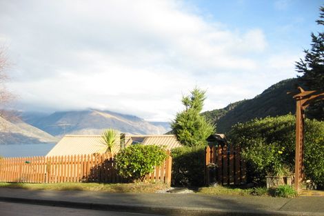 Photo of property in 28 Mackinnon Terrace, Sunshine Bay, Queenstown, 9300