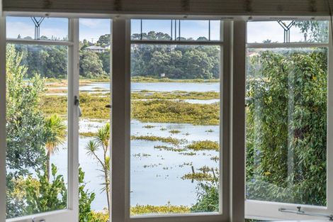 Photo of property in 28a Waterview Road, Stanley Point, Auckland, 0624
