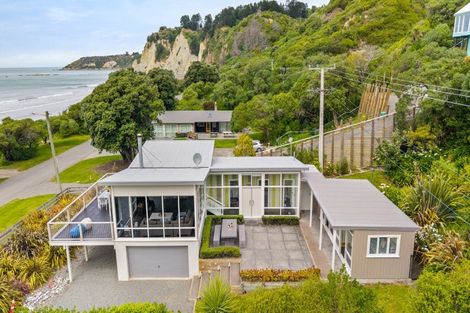 Photo of property in 16 Cathedral Road, Gore Bay, Cheviot, 7383