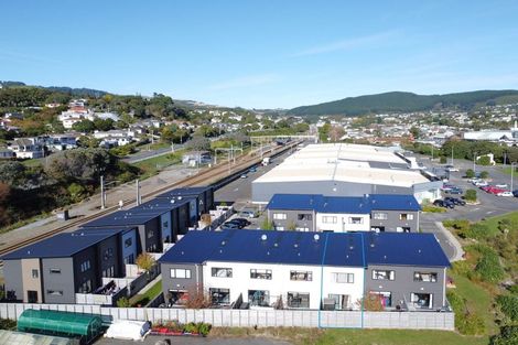 Photo of property in 19/9 Surrey Street, Tawa, Wellington, 5028