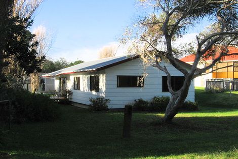 Photo of property in 7 Rangihiroa Street, Waikanae Beach, Waikanae, 5036