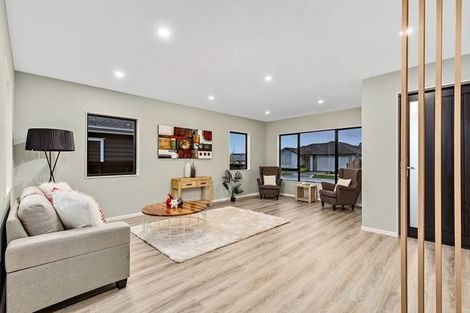 Photo of property in 10 Vinistra Road, Kumeu, 0810