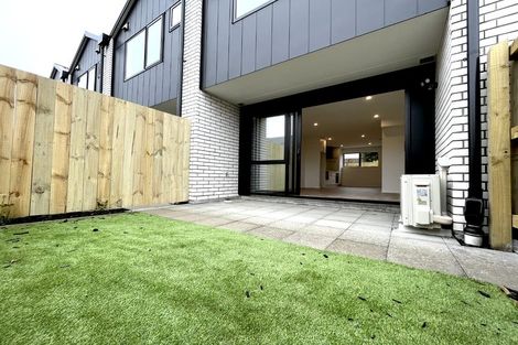 Photo of property in 4/12 Enderby Drive, Te Atatu Peninsula, Auckland, 0610