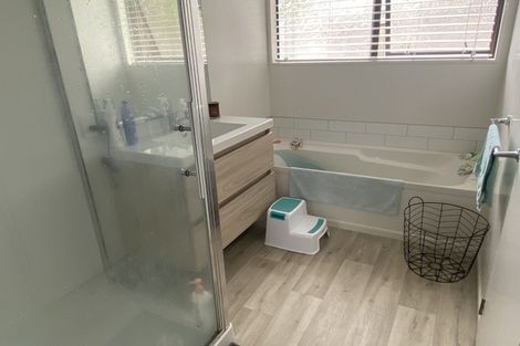 Photo of property in 33 Riversdale Drive, Merrilands, New Plymouth, 4312