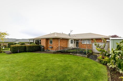 Photo of property in 18 Kinross Drive, Merrilands, New Plymouth, 4312