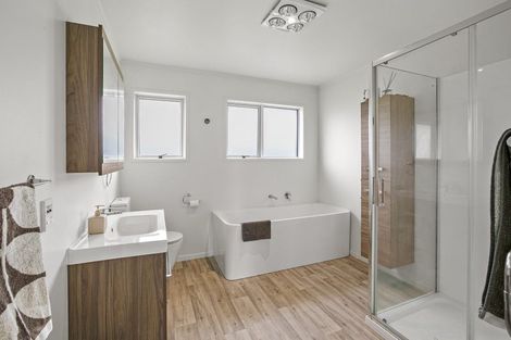 Photo of property in 3 La Salle Drive, Westown, New Plymouth, 4310