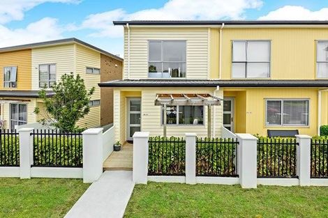 Photo of property in 28/11 Ray Small Drive, Papakura, 2110