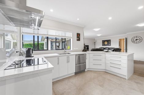 Photo of property in 72 Marina View Drive, West Harbour, Auckland, 0618
