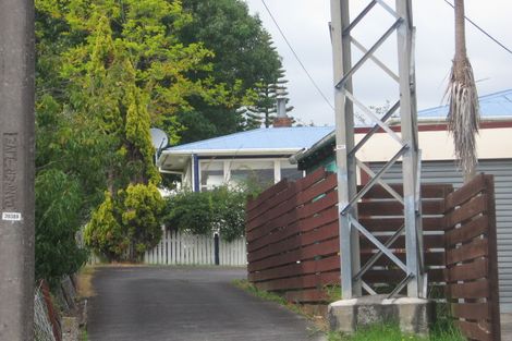 Photo of property in 2/35 Sunnyfield Crescent, Glenfield, Auckland, 0629