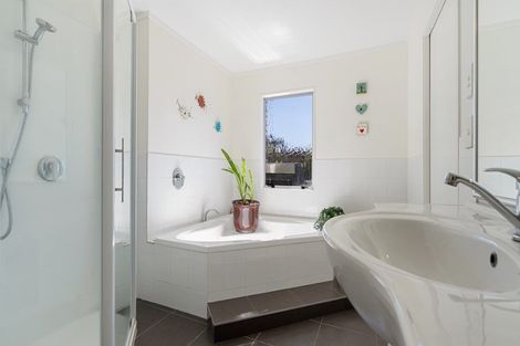 Photo of property in 19 Alberta Road, Glen Avon, New Plymouth, 4312