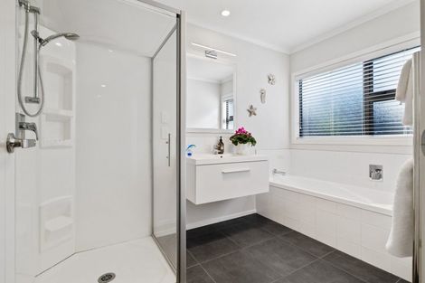 Photo of property in 25 Chestnut Close, Kelvin Grove, Palmerston North, 4414