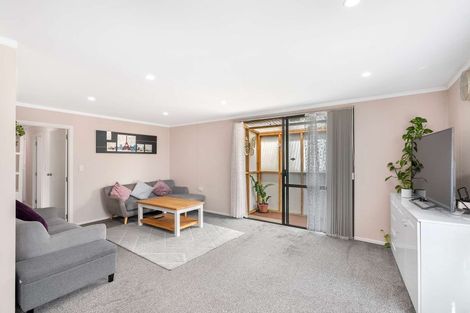 Photo of property in 1/8 Kirklow Place, Goodwood Heights, Auckland, 2105