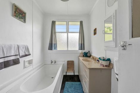 Photo of property in 1 Graham Street, Eltham, 4322