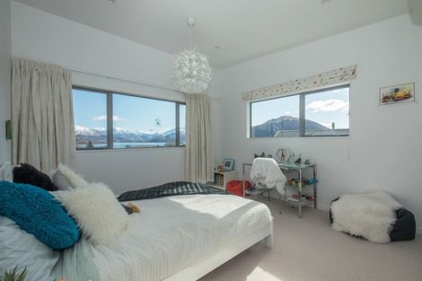 Photo of property in 7 Urquhart Place, Wanaka, 9305