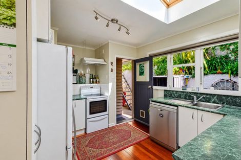 Photo of property in 16 Spencer Road, Hospital Hill, Napier, 4110