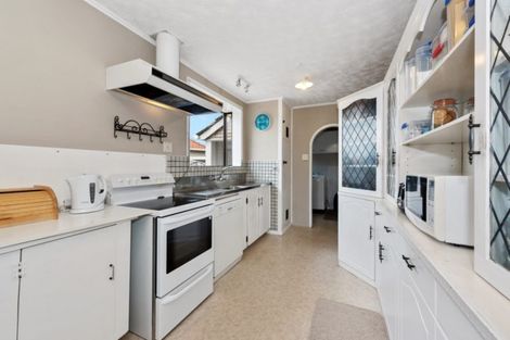 Photo of property in 27 Montgomery Crescent, Bader, Hamilton, 3206