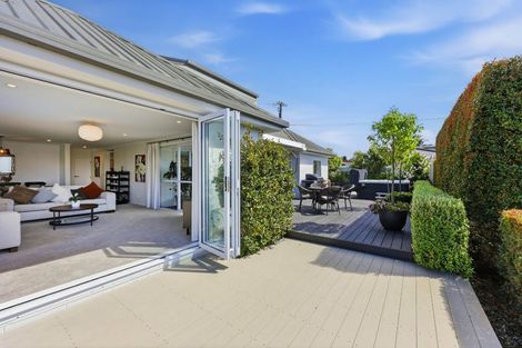 Photo of property in 2 Callender Place, Shelly Park, Auckland, 2014