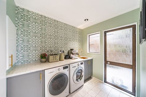 Photo of property in 33 Oak Avenue, Paremata, Porirua, 5024