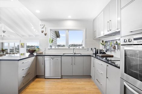 Photo of property in 2/5 Colmar Road, Mellons Bay, Auckland, 2014