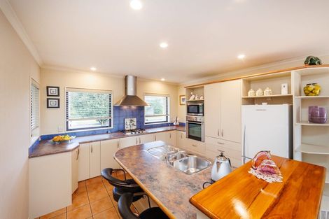 Photo of property in 16 Sycamore Crescent, Fitzherbert, Palmerston North, 4410