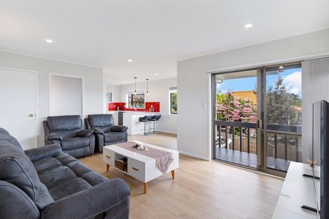 Photo of property in 2/30 Redoubt Road, Goodwood Heights, Auckland, 2105