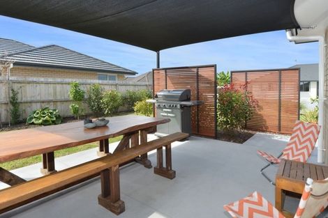 Photo of property in 16 Roto View, One Tree Point, 0118