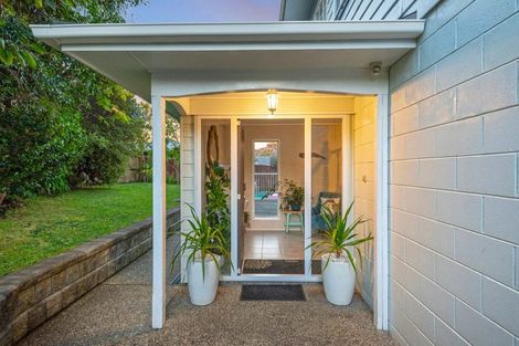 Photo of property in 26 Holdaway Avenue, Northcote, Auckland, 0627