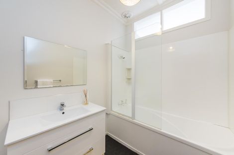 Photo of property in 15 Kingswood Street, Takaro, Palmerston North, 4412