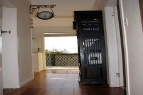 Photo of property in 1/130 Sunset Road, Unsworth Heights, Auckland, 0632