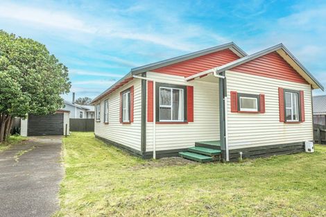 Photo of property in 184 Cornfoot Street, Castlecliff, Whanganui, 4501