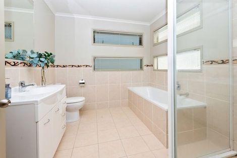 Photo of property in 2 Jack Place, Flat Bush, Auckland, 2019