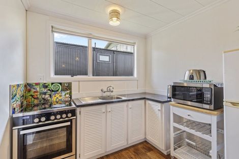 Photo of property in 6 Fairview Place, Westown, New Plymouth, 4310