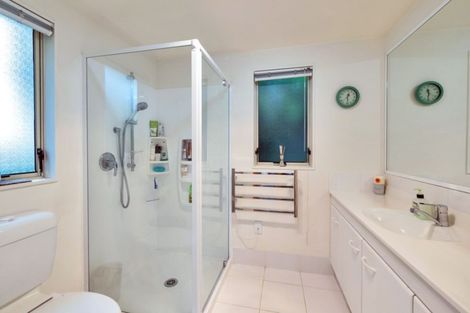 Photo of property in 1/8 Sunset Road, Unsworth Heights, Auckland, 0632