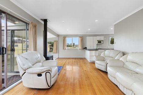 Photo of property in 8 Collingwood Road, Waiuku, 2123