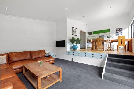 Photo of property in 70 Rising Parade, Fairview Heights, Auckland, 0632