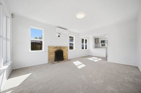 Photo of property in 194 Chivalry Road, Glenfield, Auckland, 0629