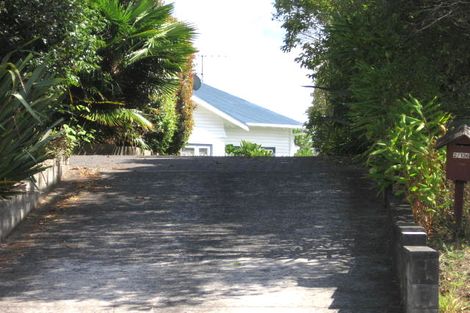 Photo of property in 2/136 Sunset Road, Unsworth Heights, Auckland, 0632