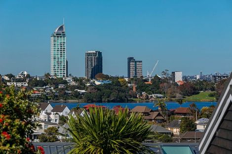 Photo of property in 2/28 East Coast Road, Milford, Auckland, 0620