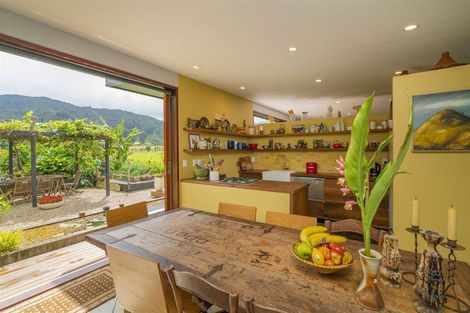 Photo of property in 19 Victoria Street, Coromandel, 3506