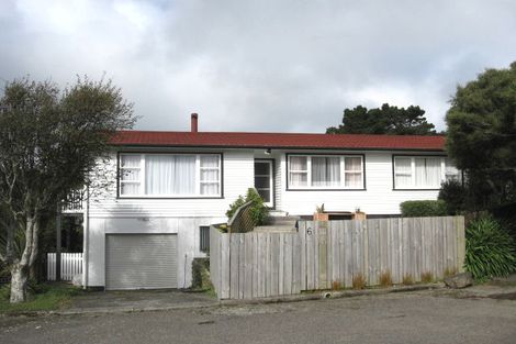 Photo of property in 6 Blandford Way, Newlands, Wellington, 6037