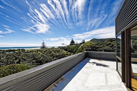 Photo of property in 113 Marine Parade North, Piha, 0772