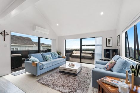 Photo of property in 52 Waiora Road, Stanmore Bay, Whangaparaoa, 0932